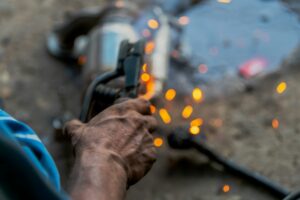 Najlepsze narzędzia do obróbki metalu w małej kuźni